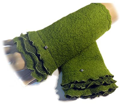 Armstulpen/Pulswärmer: Walkwolle (Walkloden, Kochwolle) in Grün; Rüsche, Charm (winziges Blumchen)