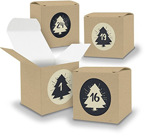DIY itenga Adventskalender Set V05 zum Selberbefüllen 24x Würfel aus Karton 6,5cm BRAUN Kraftkarton + ZahlenSticker (Motiv Z19 beige grau Tannenbaum)