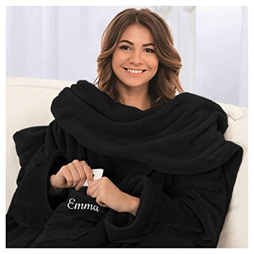 Deitert Kuscheldecke mit Ärmeln - Bestickt mit Namen oder Wunschtext - extra Flauschige Ärmeldecke - gemütliche Wohndecke - personalisiertes Geschenk für Männer und Frauen 150 x 180 cm schwarz