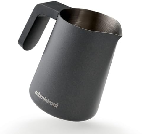 Subminimal FlowTip Barista Milchkännchen | Kochfeld Milchschaum Kännchen für Premium-Kaffeegetränke im Barista-Stil zu Hause | Cappuccino & Latte Art Gießkrug Spümaschinenfest | 450ml