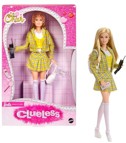 Barbie Signature Poupée Cher de Clueless à Collectionner dans Un Costume à Carreaux Jaune avec Sac à Dos, téléphone Portable et permis d’Apprentissage de la Conduite