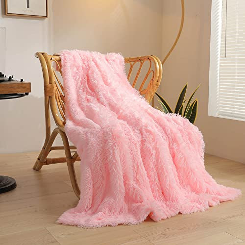 XeGe Luxuriöse Flauschige Couchdecke - Sofa Kuscheldecke, warme winterliche Sofadecke, hochwertige Kunstpelz-Decke, zottelige Plüschdecke, 127x152 cm pelzige Wohndecke für Couch, Pink