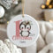 GRAZDesign Weihnachtskugel personalisiert Erstes Weihnachten mit Pinguin rosa Christbaumkugel Keramik