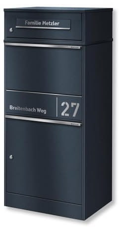 Metzler Paketbox draussen groß in Anthrazit - Briefkasten mit Paketfach personalisiert mit Gravur - Standbriefkasten mit Edelstahl Namensschild pulverbeschichtet in RAL 7016 rostfrei und massiv