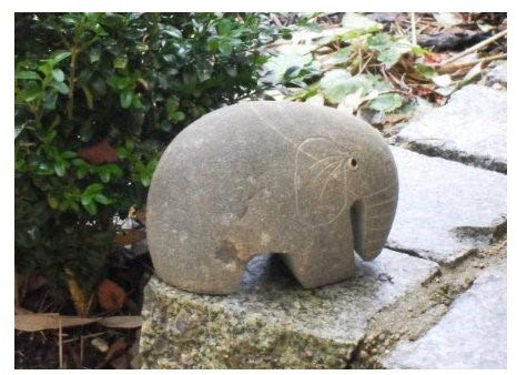 Der Naturstein Garten Elefant aus einem echtem Flußkiesel 15 cm lang - Elephant Granitelefant