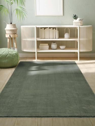 the carpet Relax Moderner Flauschiger Kurzflor Teppich, Anti-Rutsch Unterseite, Waschbar bis 30 Grad, Super Soft, Felloptik, Dunkelgrün, 80 x 300 cm