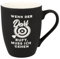 Spruchreif | Soft-Touch Tasse Schwarz Wenn der Dart ruft, muss ich … – Beidseitig gravierte Tasse mit Darts-Spruch | Geschenk für Dartspieler, Vereinsmitglieder & Hobbywerfer | 350 ml
