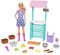 Barbie - Playset Mercato Frutta e Verdura con bambola bionda, stand del mercato, registratore di cassa, verdure, pane, formaggio e fiori, Giocattolo per Bambini 3+ Anni, HCN22