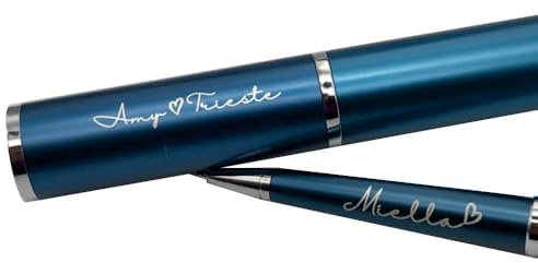 Penna a sfera con custodia cilindrica inclusa, PERSONALIZZABILI con INCISIONE. Disponibile in vari COLORI. Ideale per REGALI aziendali, di laurea, compleanno, natale, occasioni varie. (Argento chiaro)