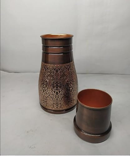 Hygge - Jarra de noche de cobre puro, jarra de agua de cobre puro para regalo, hogar, deportes y yoga, con vaso, beneficios para la salud ayurveda, capacidad de 1 litro (34 onzas) en relieve antiguo