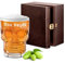 Maverton Totenkopf Bierglas mit Gravur - 500 ml Bierkrug mit Henkel - personalisierte Geschenke Männer - Bier Geschenke für Männer - Höhe: 13cm- Durchmesser: 9,7cm - Name