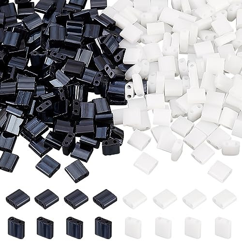 PH PandaHall 300pcs Perles Tila 2 Couleurs Perles de Rocaille 2 Trous 5x5mm Perles Miyuki Tila Perles Artisanales Carrées Plates, Perles Intercalaires en Verre pour Bracelet Empilable, Noir/Blanc