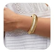 HolidayQbee Gold Armreif Damen – Breiter Armreif mit Feinstrukturierter Oberfläche, Farbecht & Hypoallergen, Edler Schmuck als Geschenk für Frauen, Stilvoller Modeschmuck für Alltag & Anlass