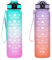 2 Stück Trinkflasche 1L, BPA-Frei Tritan Wasserflasche mit Strohhalm, Sport water bottle mit Zeitmarkierung für Fitness, Schule, Yoga, Outdoor (2 Stück Hellgrün-Hellrosa, Lila Hellorange)