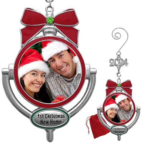 Dekofigur First Christmas in Our New Home, 2021 datierter Schlüssel-Anhänger mit Foto-Öffnung, silberfarbenes Metall mit dekorativem S-Haken, Ornament-Aufhänger im Lieferumfang enthalten
