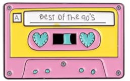 Clj Charles Le Jeune Pin's K7 1990 Jaune Et Rose best Of The 90's - Musique - qualité de finition - Epingle - Broche - Badge - PINS HUMOUR - ORIGINAUX