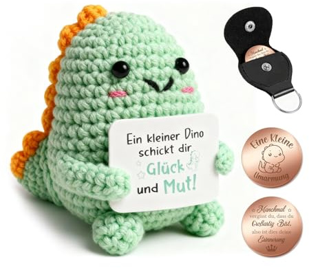 Giftota Pocket Hug Dinosaurier - Handgehäkelte Puppe mit Glücksmünze & Lederetui - Glücksbringer & Mutmacher - Gute Besserung - Geschenk für Männer, Frauen, Jugendliche