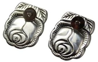 Ein Paar Ohrstecker mit Rosenmotiv aus Besteckschmuck.