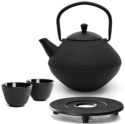 Bredemeijer Teekanne Set Gusseisen 1.0 Liter - mit Edelstahl Tee-Filter Sieb-Einsatz - 2 Teebecher (Tassen) & Untersetzer - traditionelles 4-teiliges Teeset für losen Tee