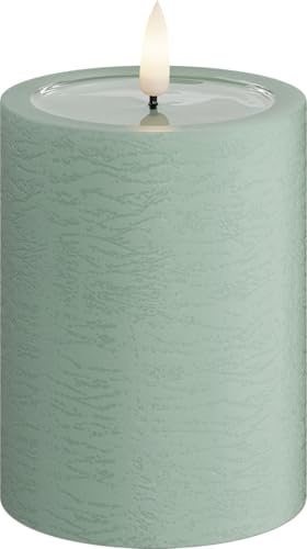 Deluxe Homeart Einzigartige LED-Kerzen - Handgefertigte Salvie Green Flackernde flammenlose Kerze aus echtem Wachs mit 3D Real Flame™-Technologie - 1500+ Stunden Akkulaufzeit (7,5 x 10 cm)