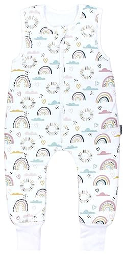 TupTam Schlafsack mit Füßen – Ganzjahresschlafsack Baby 2.5 TOG aus Baumwolle, OEKO-TEX zertifiziert, Farbe: Regenbogen Herz Wolken, Größe: 116-122