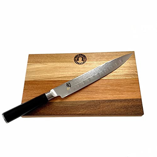KAI DM-0720 Shun Schinkenmesser 23 cm mit Kullenschliff + Eichenholzbrett 30x20 cm – Damaszenerstahl 32 Lagen – VG MAX Stahl 61 HRC – Klingenschonend & robust – Geschenkset für Profiköche