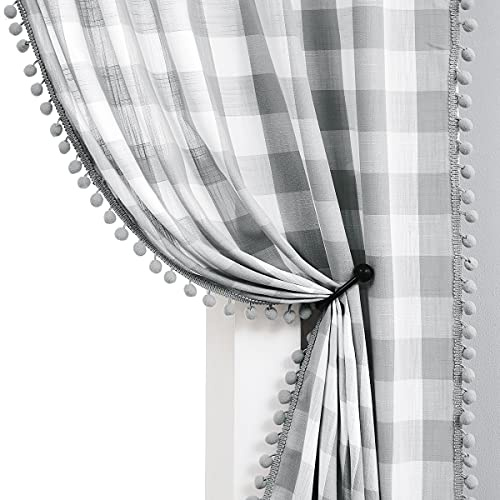 Treatmentex Grau-Weiß Buffalo Karo Pompon Vorhänge für Wohnzimmer 114,3 cm Länge Gingham Plaid halbtransparent Fenstervorhänge für kleine Fenster Landhaus rustikale Bauernhaus Dekor 2 Stück