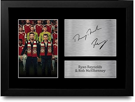 HWC Trading FR A4 Ryan Reynolds & Rob McElhenny Wrexham Geschenke Gedrucktes Signiertes Autogramm Foto für Fußball Anhänger and Fans - A4 Gerahmt