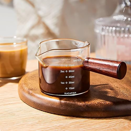 SYXLS Double Spouts Measuring Cup with Wooden Handle, Glass Coffee Mugs with Measuring Function, Double Spouts Milk Cup Clear Glass, with Insulated Handle, Perfect for Home, Office and Café