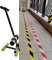 HSWOYEA Manueller Bodenklebebandapplikator, handgeführter Klebebandspender zum Malen/Fahrbahnmarkierung/Sport/Lagerbereiche usw., Einzelrollen-Klebebandmaschine, maximale Breite: 14 cm, A