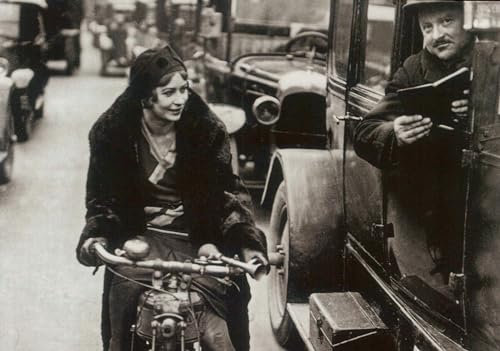 Tushita Schwarz-Weiß Postkarte: Elegante Radfahrerin im Vintage-Stil der 20er Jahre - Nostalgische städtische Szene für Sammler & Liebhaber