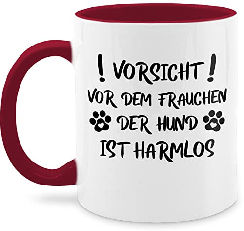Tasse Tassen 325ml - Statement Sprüche - Vorsicht vor dem Frauchen der Hund ist harmlos - Pfoten - Schwarz - 325 ml - Bordeauxrot - kaffeetasse mit hunde spruchtasse sarkasmus und teetasse