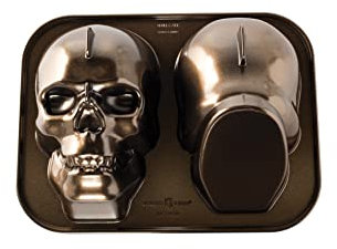 Nordic Ware Haunted Skull Kuchenform, 3D Aluminiumguss Gugelhupfform Gugelhupfform mit Totenkopf-Muster, Premium Kuchenform Made in The USA, Farbe: Bronze, 88448
