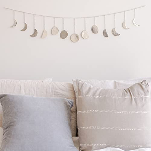 BASE ROOTS Mondphasen Wanddeko Boho Deko & Girlande, Handgemachte Gehämmerte Mond Wandkunst, Wandbehang mit Kette Metall Zimmer Deko, Deko Wohnzimmer & Schlafzimmer Aesthetic, Silber 91cm 13 Monde
