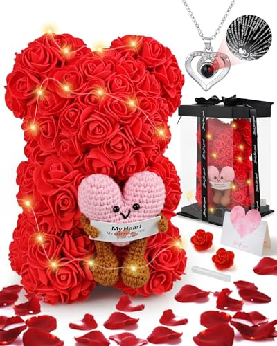 Onalix Ourson en Roses Artificielles avec Poupée d'amour Tricotée 25x15 cm, Cadeau de Saint-Valentin pour Exprimer Un Amour Profond, Inclus Boîte-Cadeau Transparente, Lumières, Collier, Carte d'amour