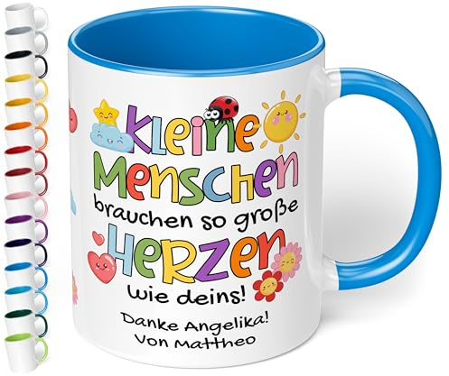 Kita Abschiedsgeschenk für Erzieher: Keramiktasse personalisiert mit Wunschtext „Kleine Menschen brauchen so große Herzen wie deins!“ - Dankeschön Kindergarten Krippe, 330ml (Cambridge Blau)