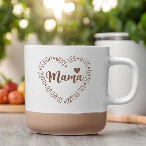 Muttertag Tasse mit eingraviertem Mama Schriftzug - weißen Keramik Tasse mit 360ml Gravur - tolles Muttertagsgeschenk (Wortherz)