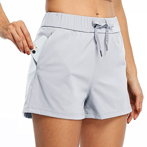 WILLIT Damen Shorts Sporthose Kurz Laufhose Sommer Shorts Leichte Wanderhose Schnelltrocknend Kurze Hose Fitness Sport Yoga Lounge Laufen mit Taschen 2.5 Hellgrau M