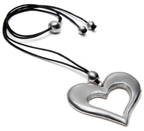 Vestopazzo collana a filo con pendente cuore forato grande.Realizzato a mano in alluminio 100% riciclato. Nickel tested.Lavorazione artigianale.AL04237