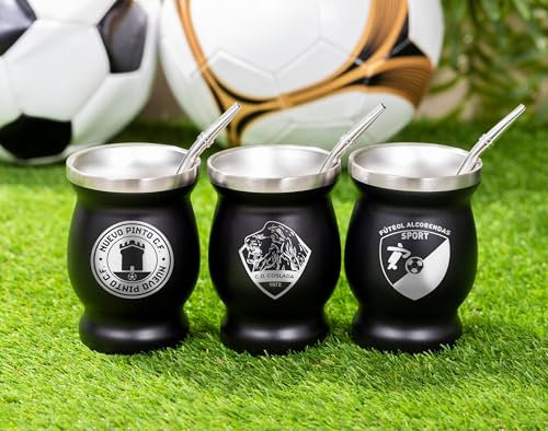 Made in Gift Kit de Vaso Negro para Mate Argentino 250ml Equipos de Fútbol Personalizado con Nombre y Escudo Grabados sobre Acero Inoxidable Doble Pared Térmica con Bombilla y Cepillo para Limpiar