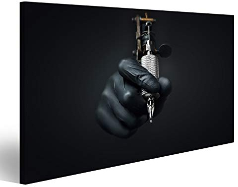 Bild Bilder auf Leinwand Tattoo-Künstler hält Tattoo-Maschine auf dunklem Hintergrund, Maschine für ein Tattoo-Konzept Wandbild, Poster, Leinwandbild QKZ