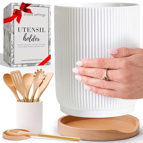 STYLED SETTINGS Soporte para utensilios de cerámica blanca con soporte de cuchara de madera integrado, juego de 2 piezas para organización de encimera de cocina, vajilla de cerámica y soporte para