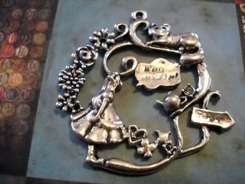 Anhänger „Alice im Wunderland“ in Antiksilber, Märchen-Charme, Fokalanhänger, 3,8 cm, Standard
