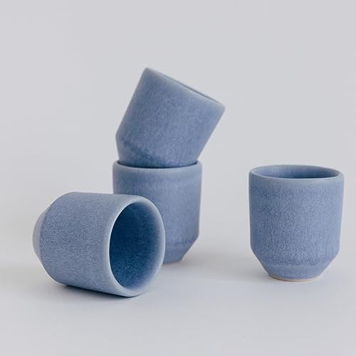 NAKOA Keramik Espresso Tassen 4er Set | Handgefertigtes Steingut | Hochwertige Espressobecher ohne Henkel | Tassen Set | Moderne Espressotassen | Spülmaschinenfest | Kleine Becher 70ml | Into the Sea