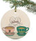 Weihnachtsbaumschmuck Retro Rosa Und Grüne Teetassen Mit Liebesherz Auf Grauem Schreibtisch Runde Keramik Ornament Multicolor Weihnachtsanhänger Premium Christbaumschmuck Anhänger