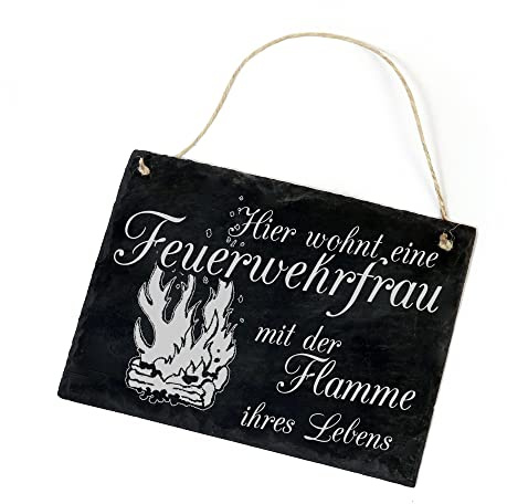 DEKO-LANDO Türschild Feuerwehr Haustürschild aus Schiefer - Hier wohnt eine Feuerwehrfrau mit der Flamme ihres Lebens,Schild Türschilder Jugendfeuerwehr Gravur Haustür Deko,22 x 16 x 0,5 cm,Schwarz