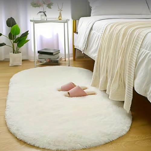 Entgoinggo Flauschiger Plüsch-Teppich, ovaler Kunstfell-Teppich, 0,8 x 1,6 m, weicher Bodenteppich, zotteliger Teppich für Schlafzimmer, mit rutschfester Unterseite, Bodenmatte (weiß)