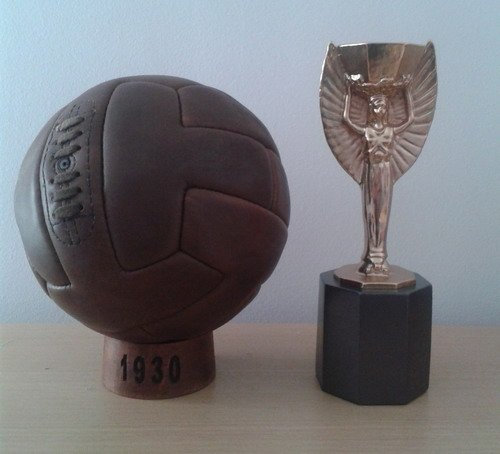 soccerballscollection.com Fußball 1930 Weltmeisterschaft World Cup Uruguay. T Shape Modell Ball. Official World Cup 1930 T Shape Ball.