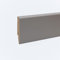 Leiste24 Dekor-Sockelleiste 60mm I Fußleiste 60 Höhe I stabiles MDF mit Dekor I Länge 2.600 mm I Bodenleiste mit integriertem Kabelkanal + Clipfräsung I Sandgrau