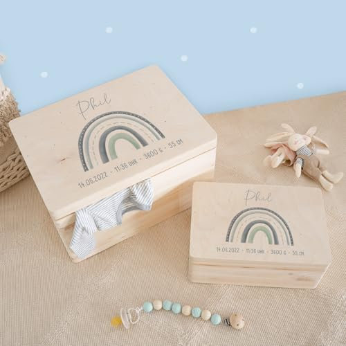 hellomini Personalisierte Erinnerungsbox Baby - Erinnerungskiste mit Namen aus Holz - Geschenk zur Geburt für Mädchen & Jungen - Babygeschenke (Regenb. blau, S: 30x20x14cm)